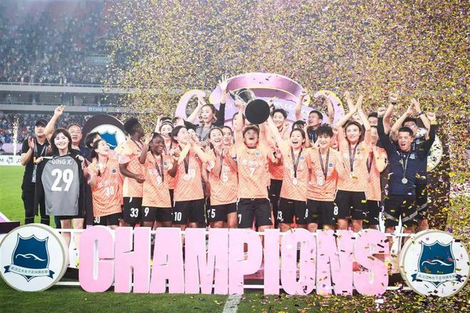 陳晨接棒丁旋，頂上登頂亞冠！武漢女足榮耀接力！