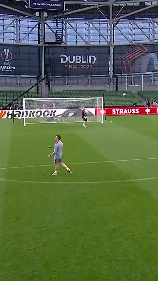 主教練正在熱身阿隆索踩場訓練中小試一腳任意球竟直奔死角