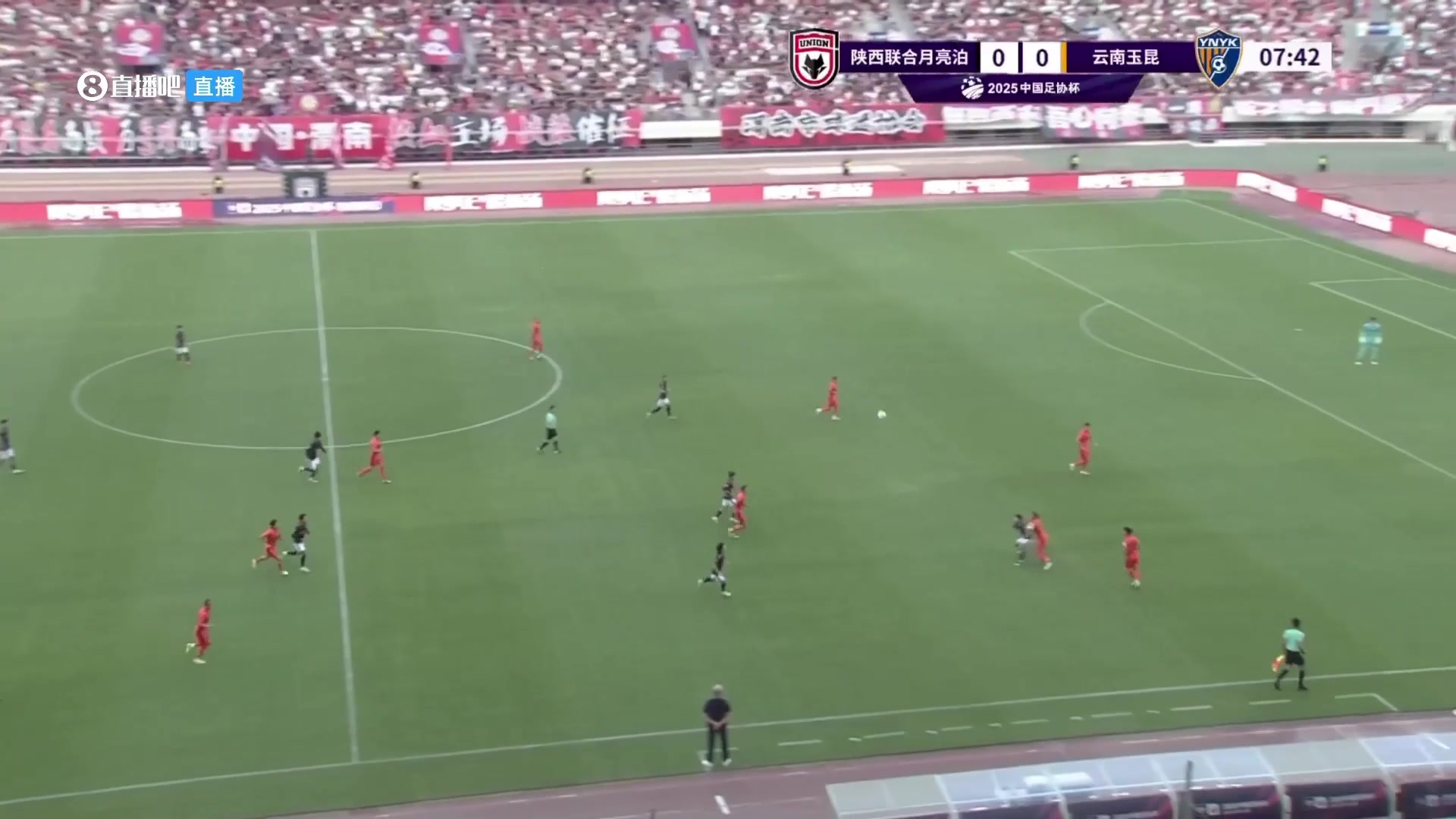 下克上陜西聯合球員禁區(qū)內低射打偏機會沒把握住啊