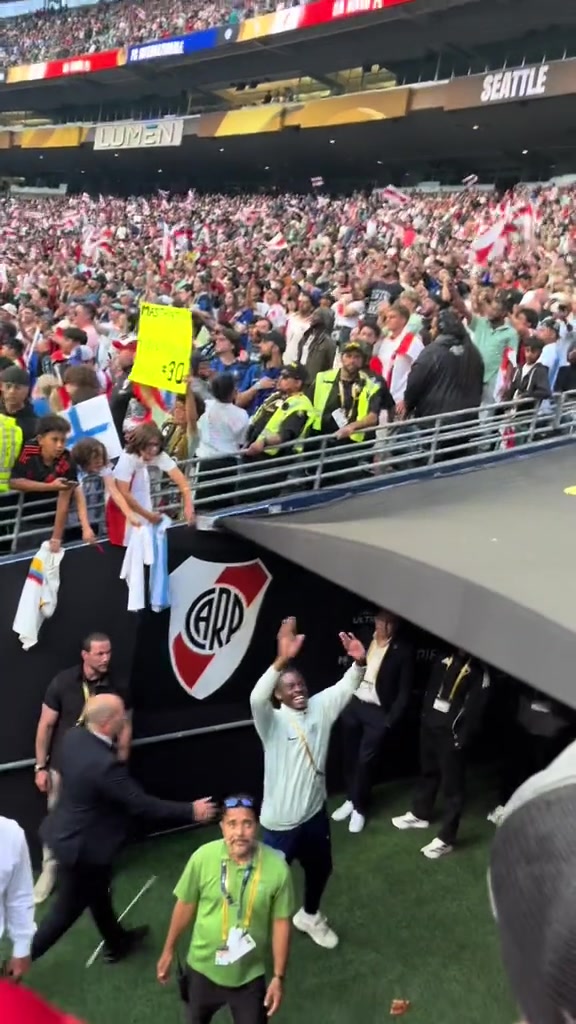 面對(duì)謾罵國(guó)米中衛(wèi)比塞克大笑揮手送別河床球迷