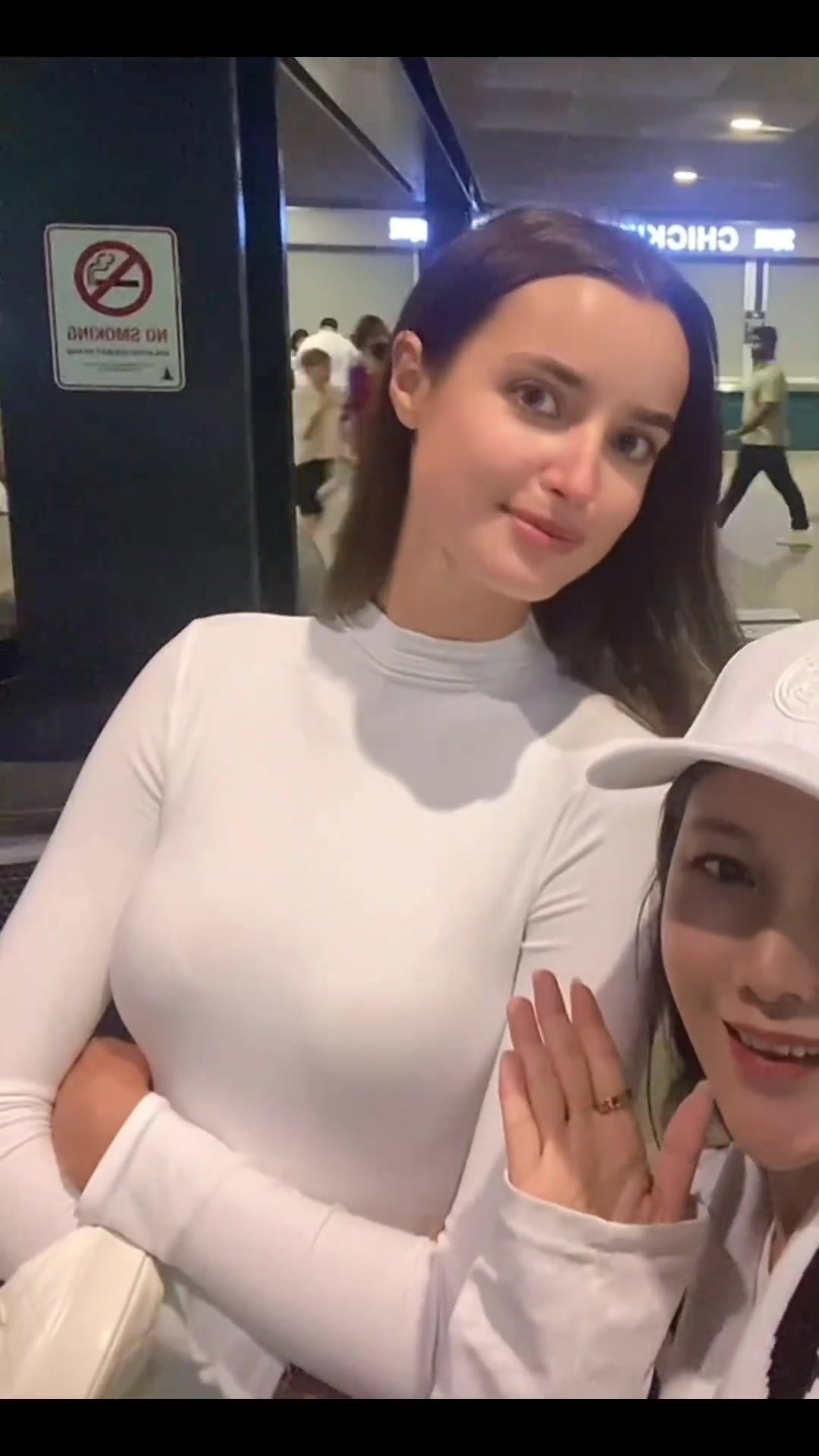 阿諾德眼光真不錯(cuò)球迷世俱杯看皇馬比賽偶遇阿諾德女友