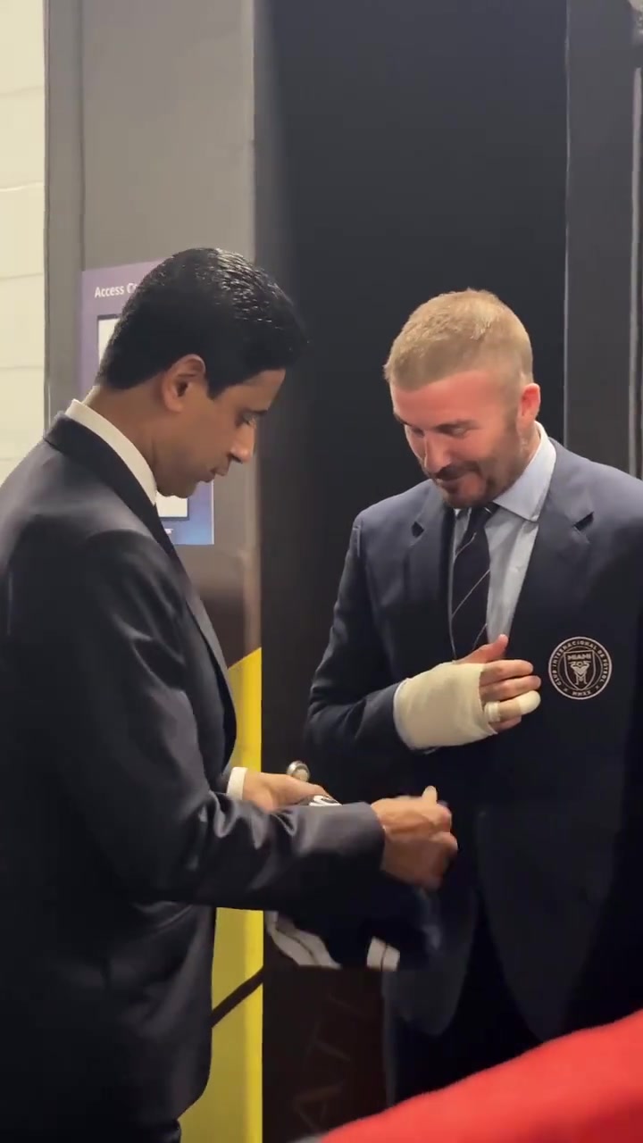 關(guān)系不錯(cuò)啊納賽爾送給貝克漢姆巴黎隊(duì)服并合影