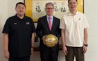 楊鳴、小劉受邀領(lǐng)館，遼籃外援選擇非美，未來更便利。