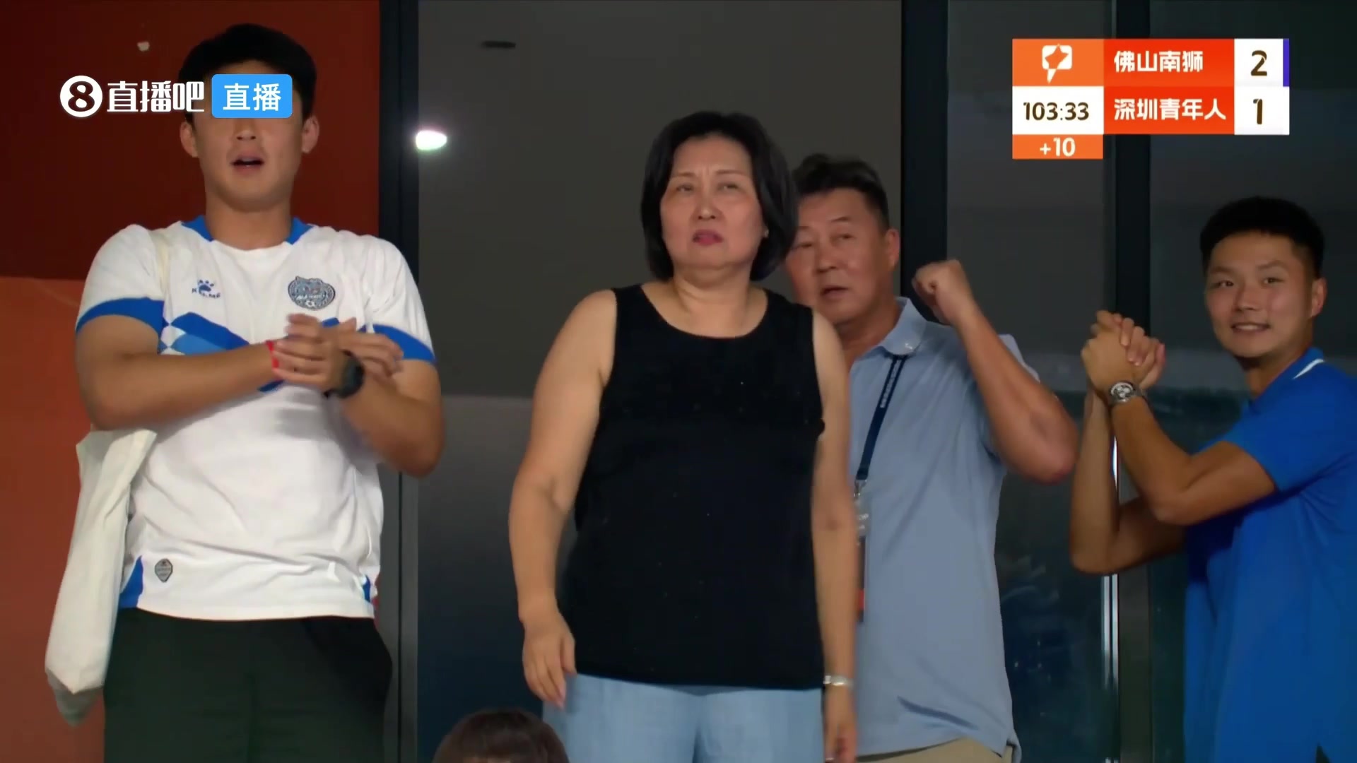 中甲賽場深圳補(bǔ)時(shí)讀秒絕平被吹疑似引發(fā)看臺(tái)一名球迷強(qiáng)烈不滿 中甲賽場深圳補(bǔ)時(shí)讀秒絕平被吹疑似引發(fā)看臺(tái)一名球迷強(qiáng)烈不滿