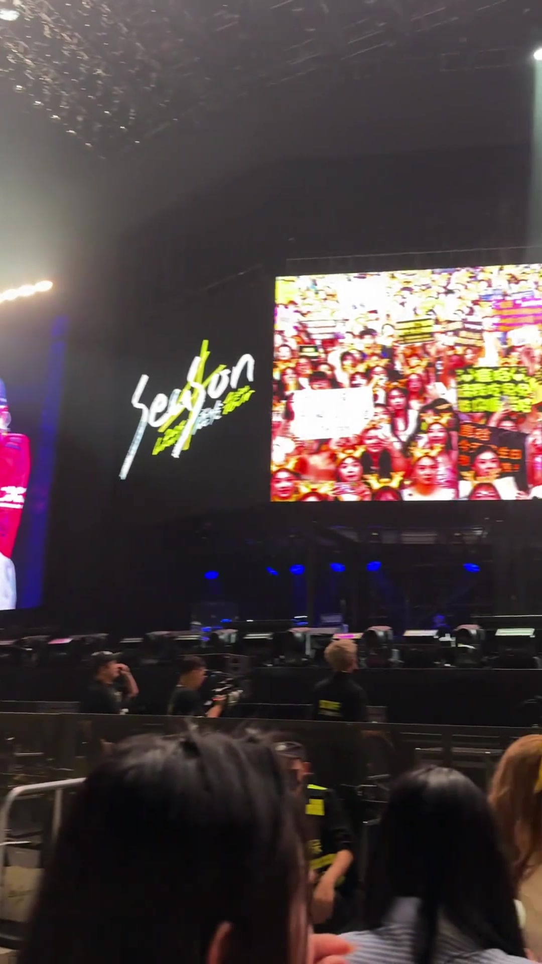 鹿晗在演唱會上身穿曼聯(lián)新賽季球衣和身穿婚紗的女粉互動 鹿晗在演唱會上身穿曼聯(lián)新賽季球衣和身穿婚紗的女粉互動