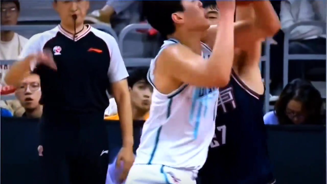 這動(dòng)作在NBA高低整個(gè)惡意犯規(guī)吧