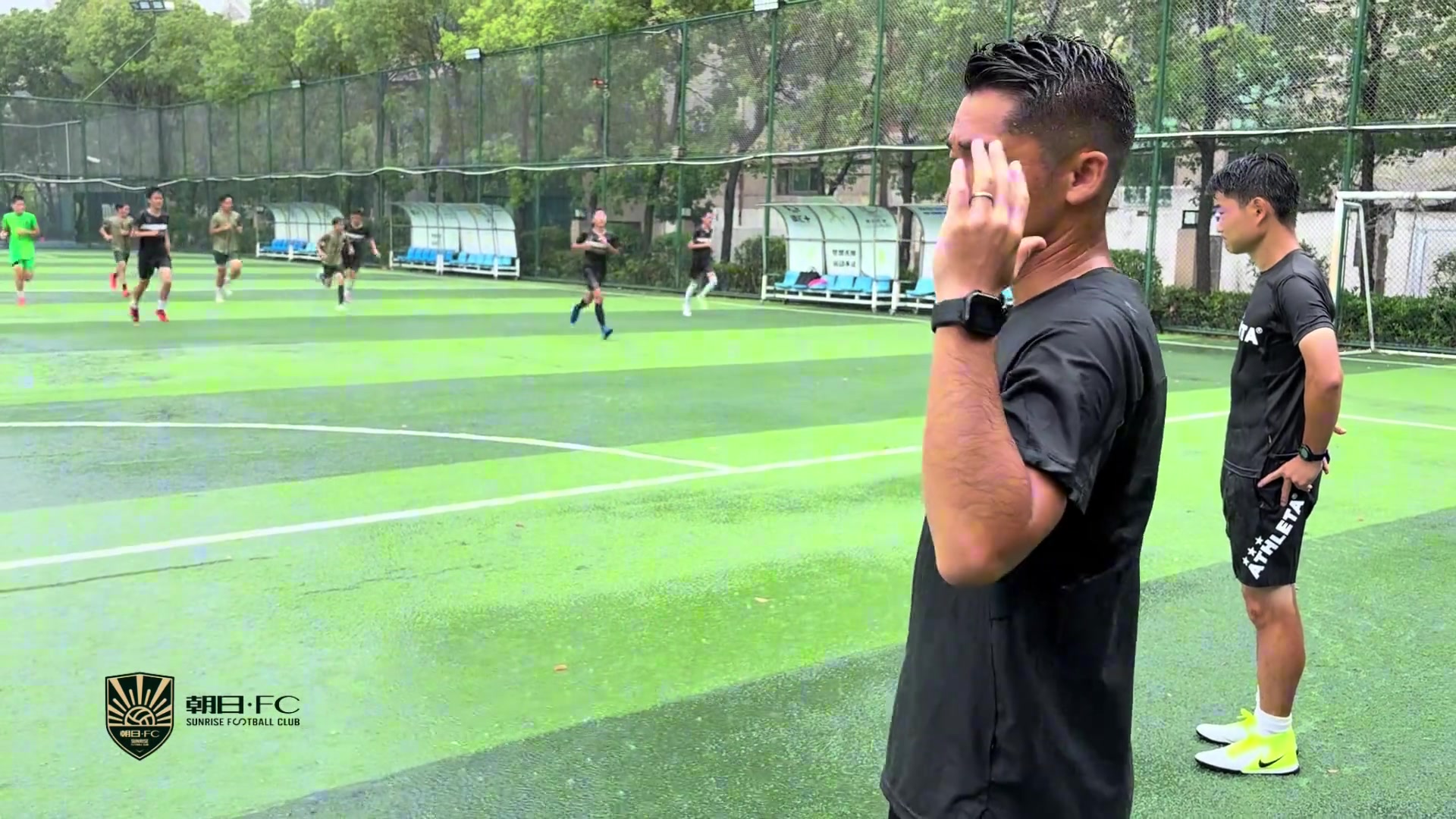 看到日籍教練在雨中的精神狀態(tài)與眼神才明白日本足球為何崛起