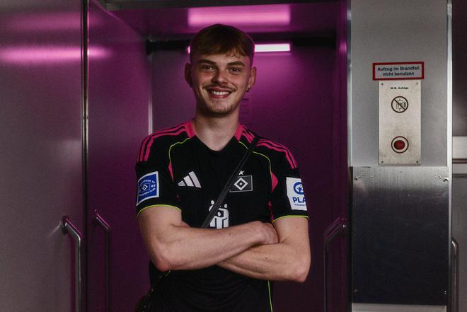 細節(jié)把控，球迷徽章可選，臂章漢堡球衣，非德甲標志。