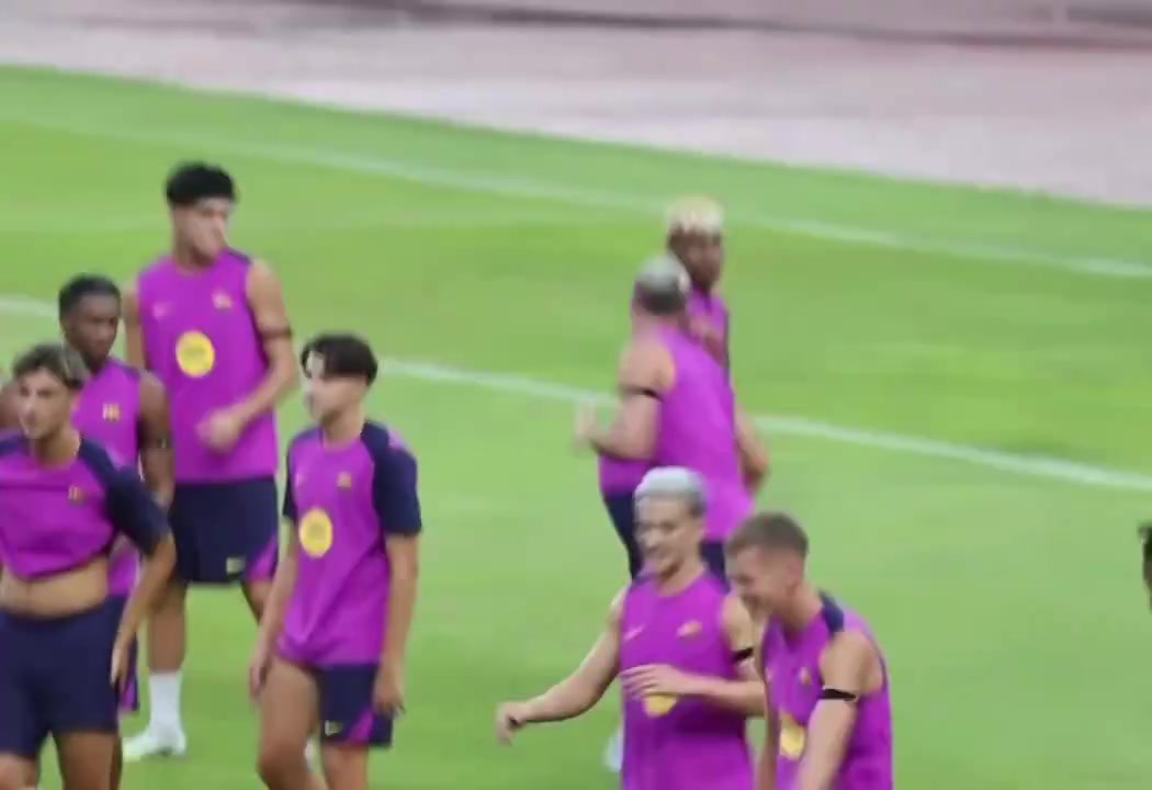 巴薩隊(duì)內(nèi)驚現(xiàn)內(nèi)訌亞馬爾和萊萬(wàn)上演拳擊大戰(zhàn)