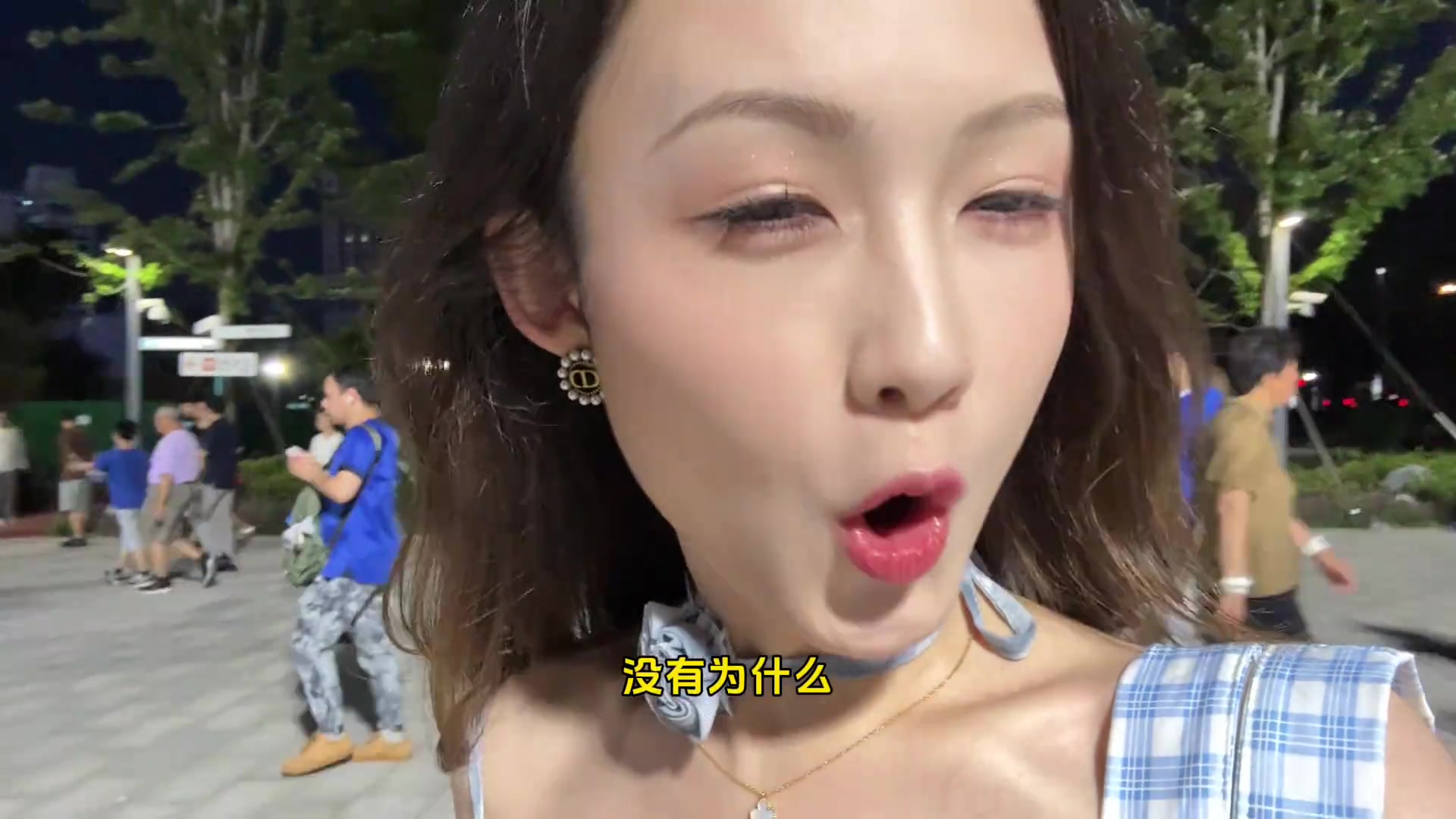 偷感很重云姨現(xiàn)場看上海德比這身裝造很有韻味 偷感很重云姨現(xiàn)場看上海德比這身裝造很有韻味