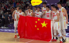 趙睿MVP，全隊(duì)歡慶合影，國旗飄揚(yáng)，笑容滿面。