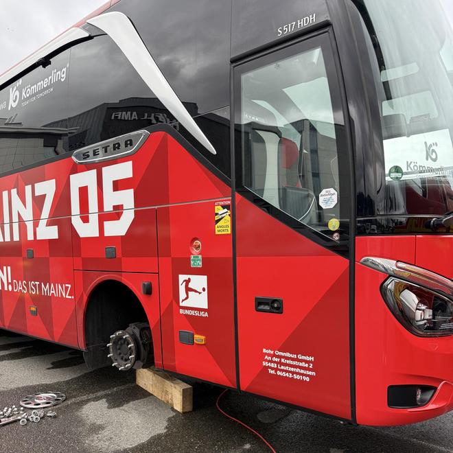 美因茨隊(duì)大巴遭破壞，三處爆胎，全力搶修中。