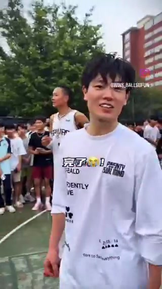 國內(nèi)野球場驚艷文班亞馬 背影看著真滴好像啊 國內(nèi)野球場驚艷文班亞馬 背影看著真滴好像啊