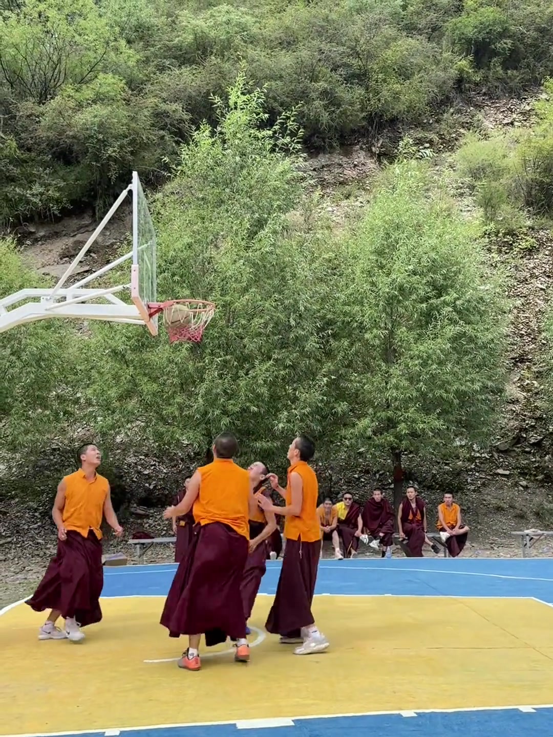 一群愛佛僧文班亞馬來這里不是無敵