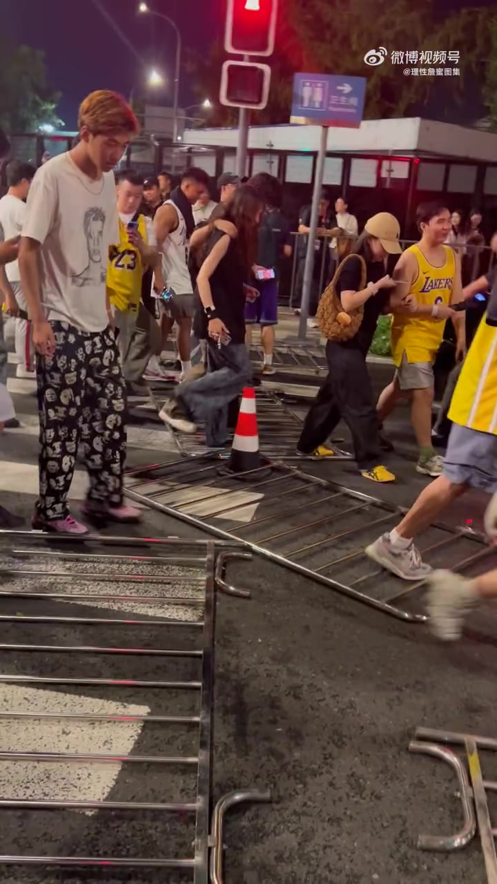 為何都不穿熱火去現(xiàn)場(chǎng)看詹姆斯的球迷幾乎都身穿湖人和騎士球衣 為何都不穿熱火去現(xiàn)場(chǎng)看詹姆斯的球迷幾乎都身穿湖人和騎士球衣