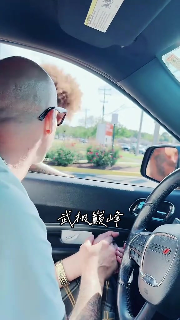 曾經的NCAA全美一陣韋斯特向等候紅燈的路人乞討