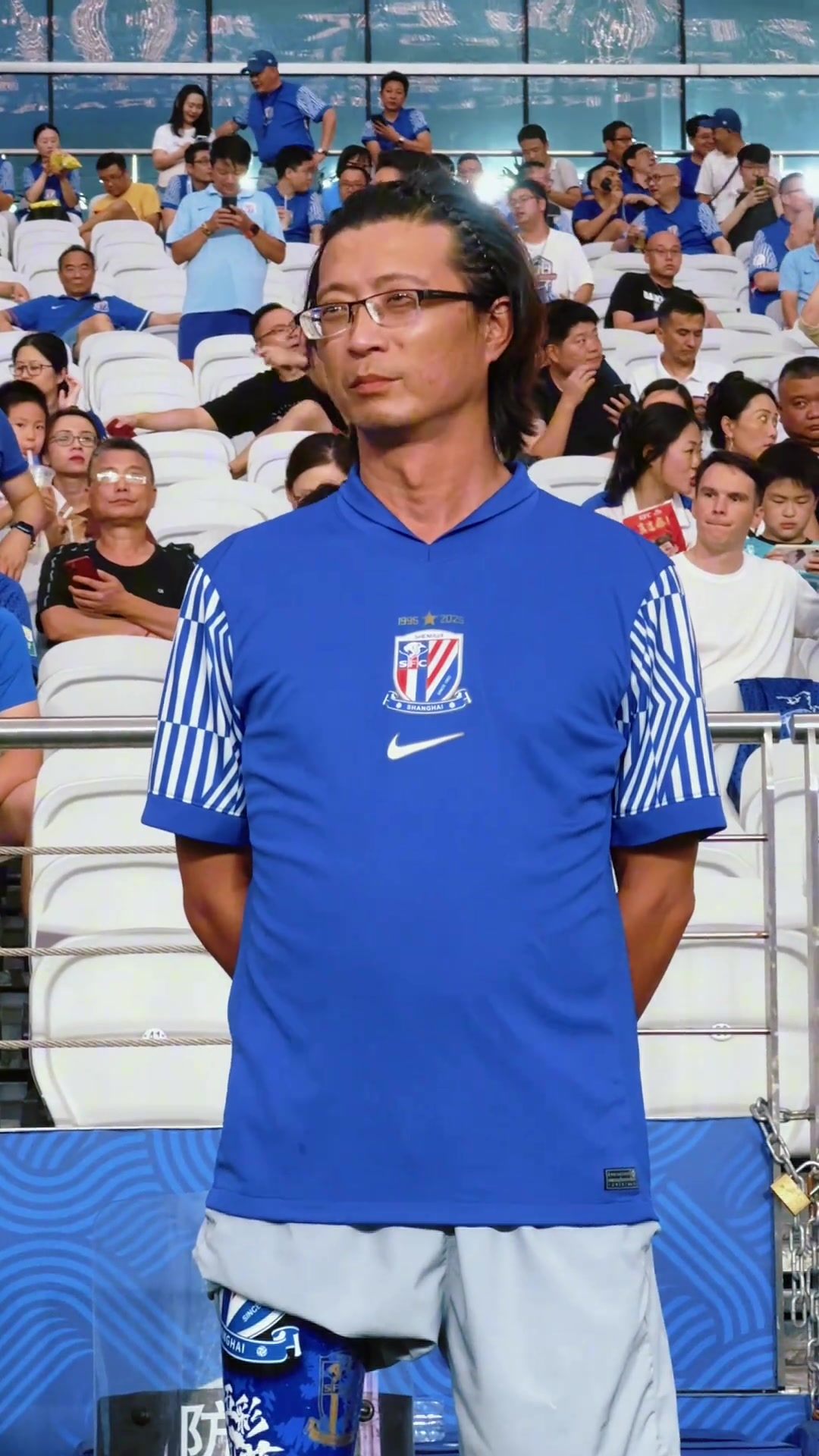 單足支撐藍(lán)色信仰申花球迷陶吾煒賽前擔(dān)任主場(chǎng)國(guó)歌領(lǐng)唱人 單足支撐藍(lán)色信仰申花球迷陶吾煒賽前擔(dān)任主場(chǎng)國(guó)歌領(lǐng)唱人