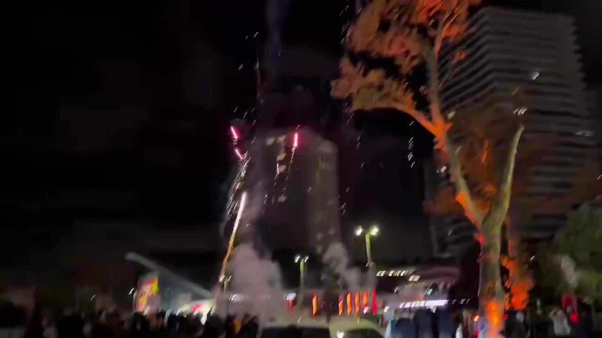 凌晨2點(diǎn)加拉塔薩雷球迷在利物浦球隊(duì)酒店外燃放煙花