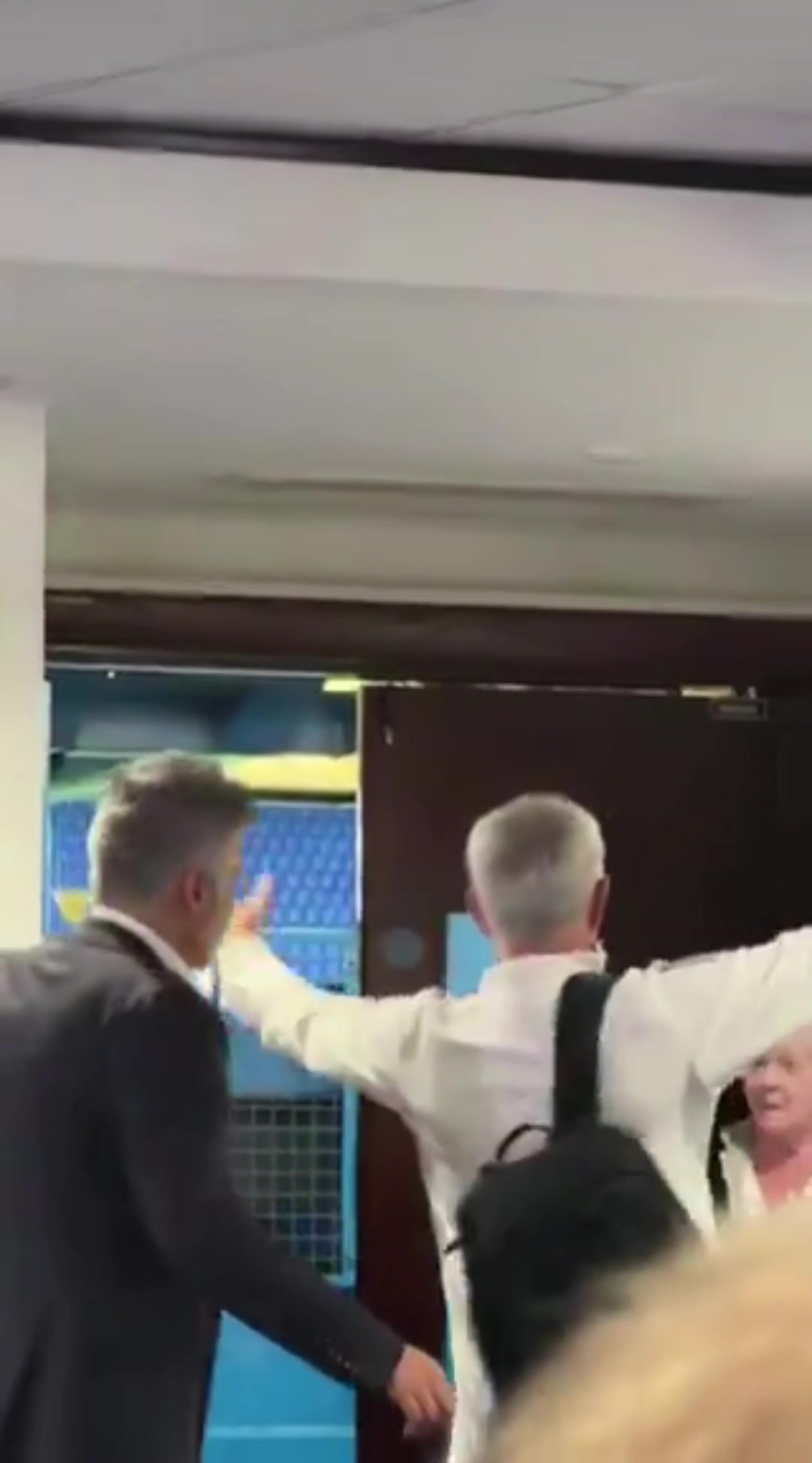 老友重聚穆里尼奧給切爾西老員工康尼利一個(gè)大大的擁抱 老友重聚穆里尼奧給切爾西老員工康尼利一個(gè)大大的擁抱