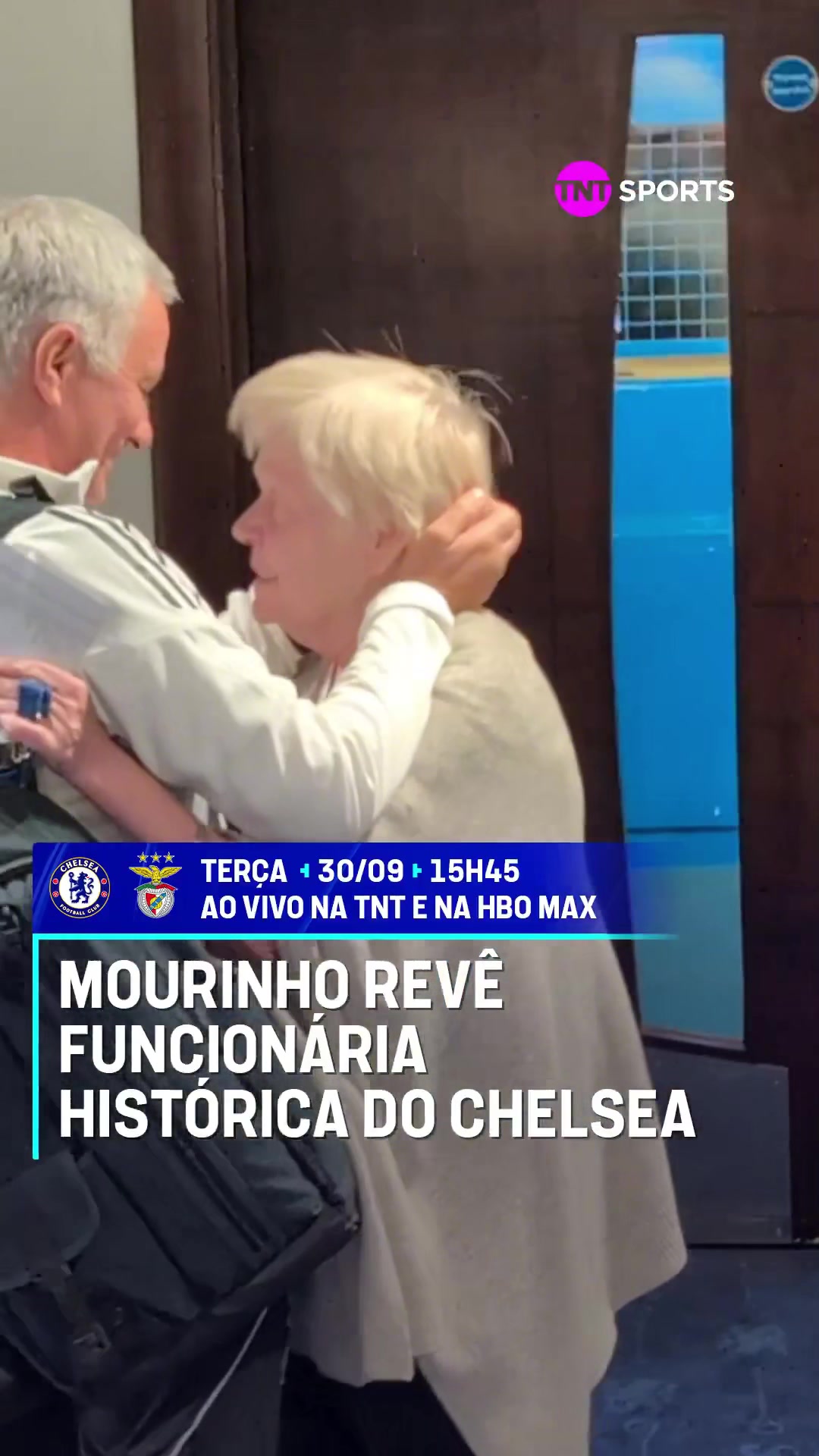 穆帥重返斯坦福橋與一位在切爾西工作了48年的員工擁抱致意 穆帥重返斯坦福橋與一位在切爾西工作了48年的員工擁抱致意