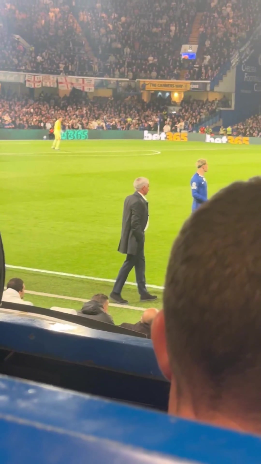 穆里尼奧的名字在斯坦福橋響起穆帥以飛吻回應(yīng)球迷 穆里尼奧的名字在斯坦福橋響起穆帥以飛吻回應(yīng)球迷