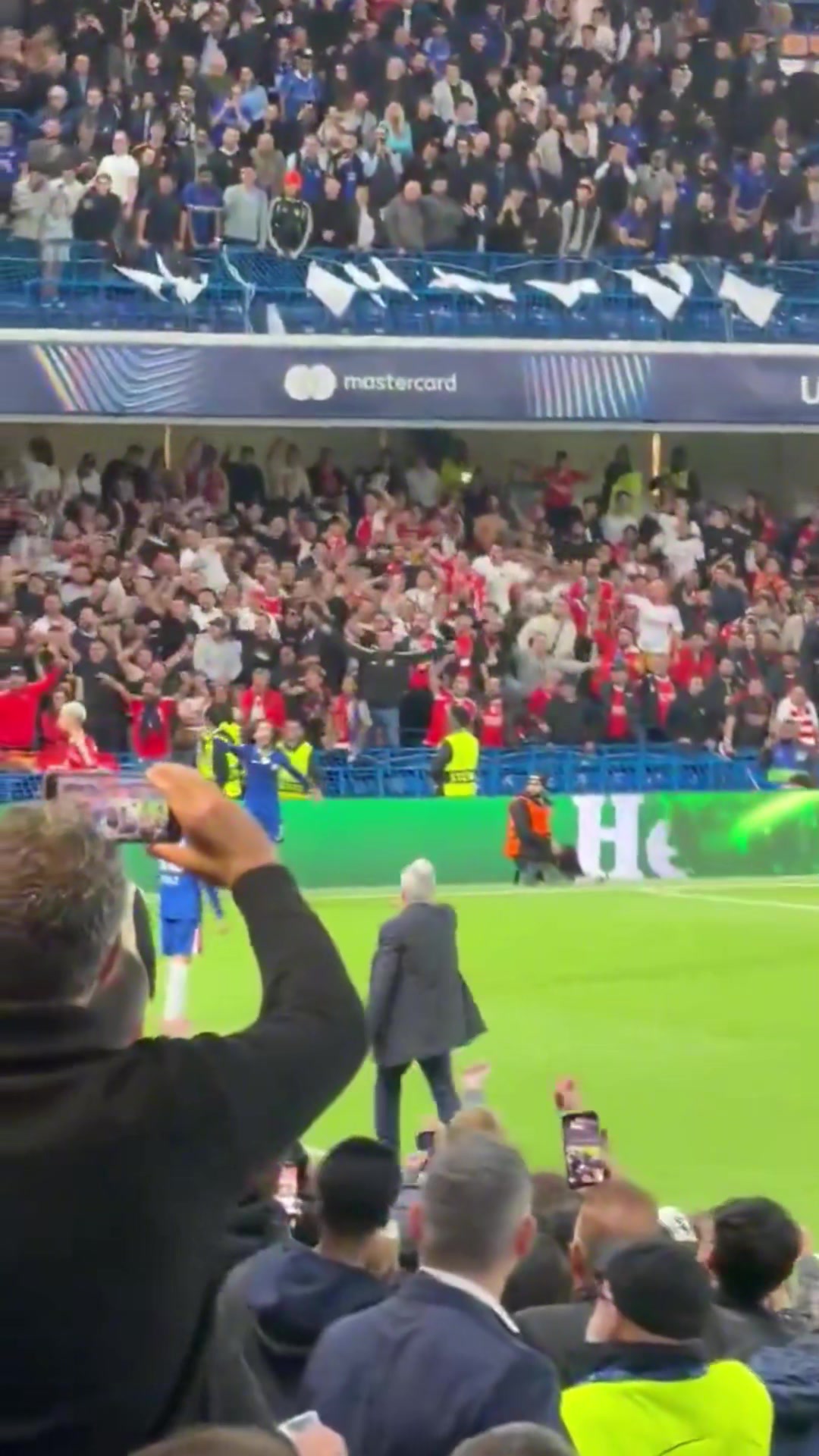 穆里尼奧走向底線讓本菲卡球迷不要向前本菲卡球員恩佐扔?xùn)|西 穆里尼奧走向底線讓本菲卡球迷不要向前本菲卡球員恩佐扔?xùn)|西