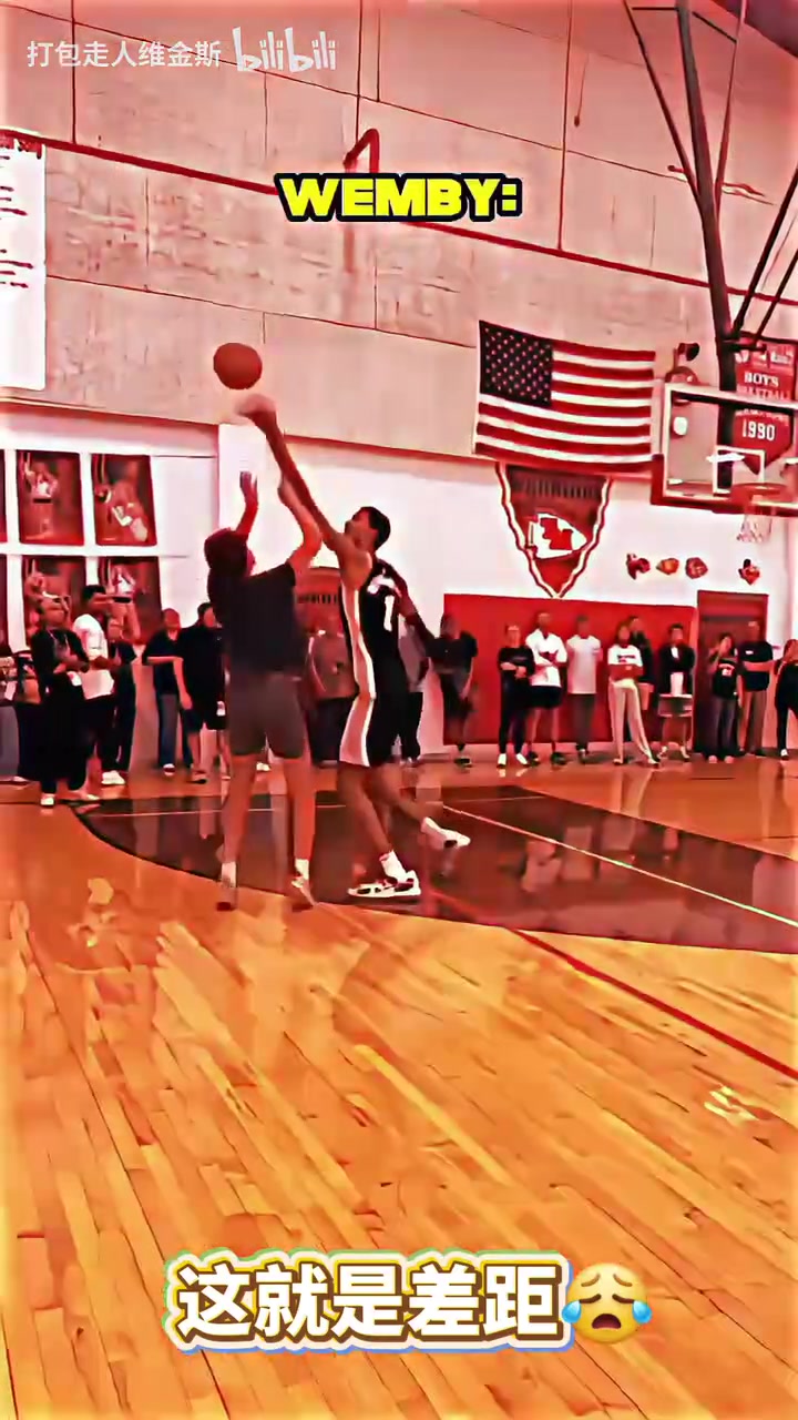 哈登這個(gè)操作真是百看不厭NBA球星vs普通人時(shí)刻 哈登這個(gè)操作真是百看不厭NBA球星vs普通人時(shí)刻