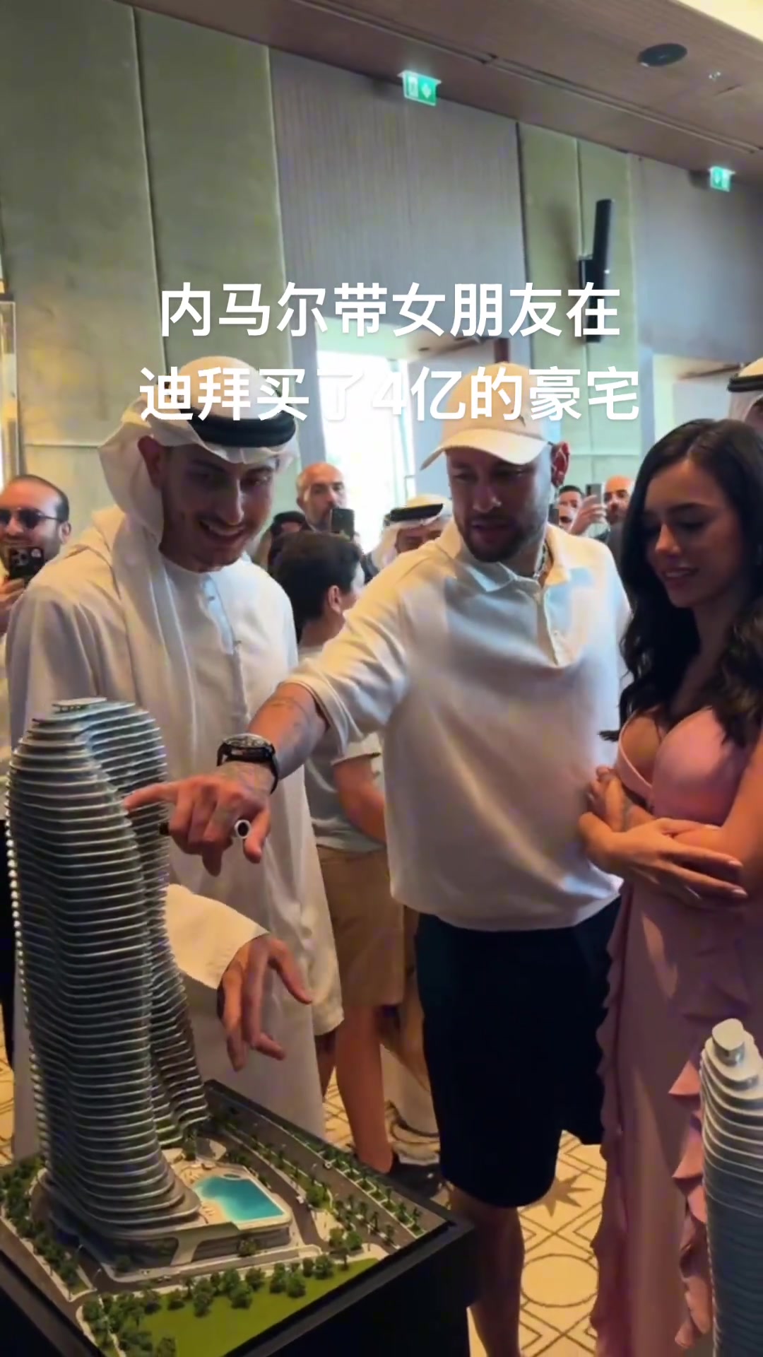 真有錢啊內(nèi)馬爾攜女友在迪拜購置價(jià)值4億人民幣的豪宅 真有錢啊內(nèi)馬爾攜女友在迪拜購置價(jià)值4億人民幣的豪宅