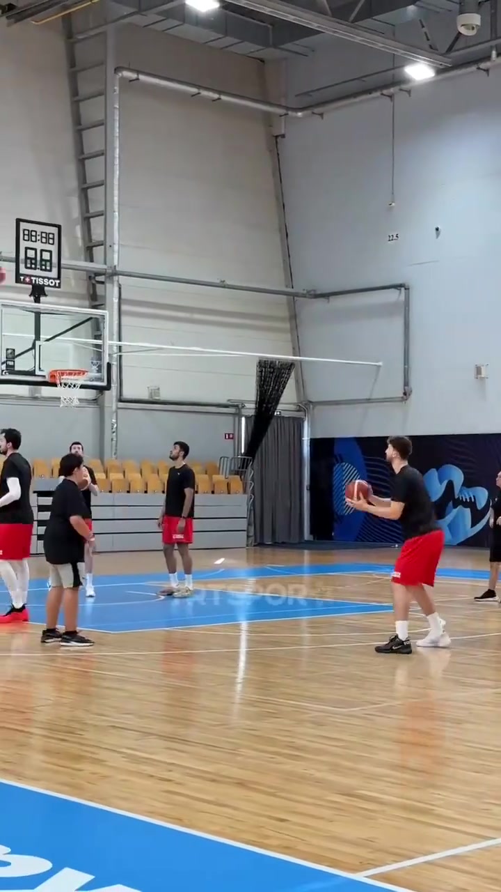 小火龍究極進化申京歐錦賽訓練中連續(xù)命中14記三分球 小火龍究極進化申京歐錦賽訓練中連續(xù)命中14記三分球