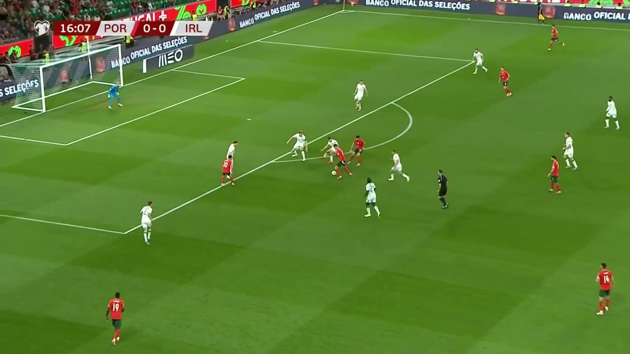 B席這打門太抽象了C羅遠(yuǎn)射擊中立柱B席補(bǔ)射空門竟打偏了