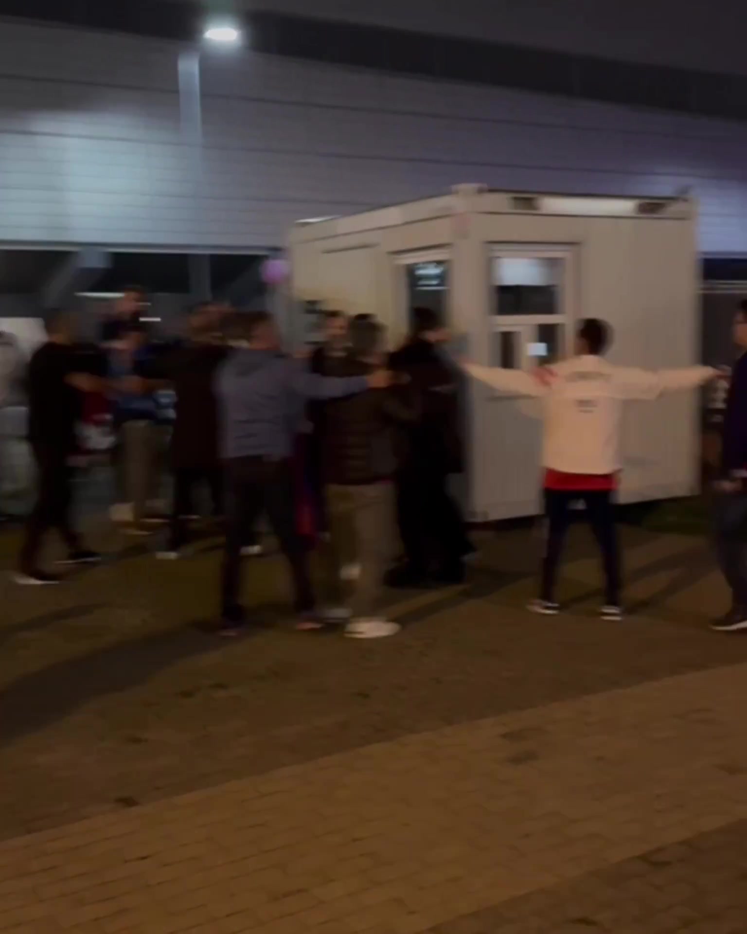 火藥桶?希臘土耳其賽后雙方球迷沖突穿字母哥球衣的很猛啊 火藥桶?希臘土耳其賽后雙方球迷沖突穿字母哥球衣的很猛啊