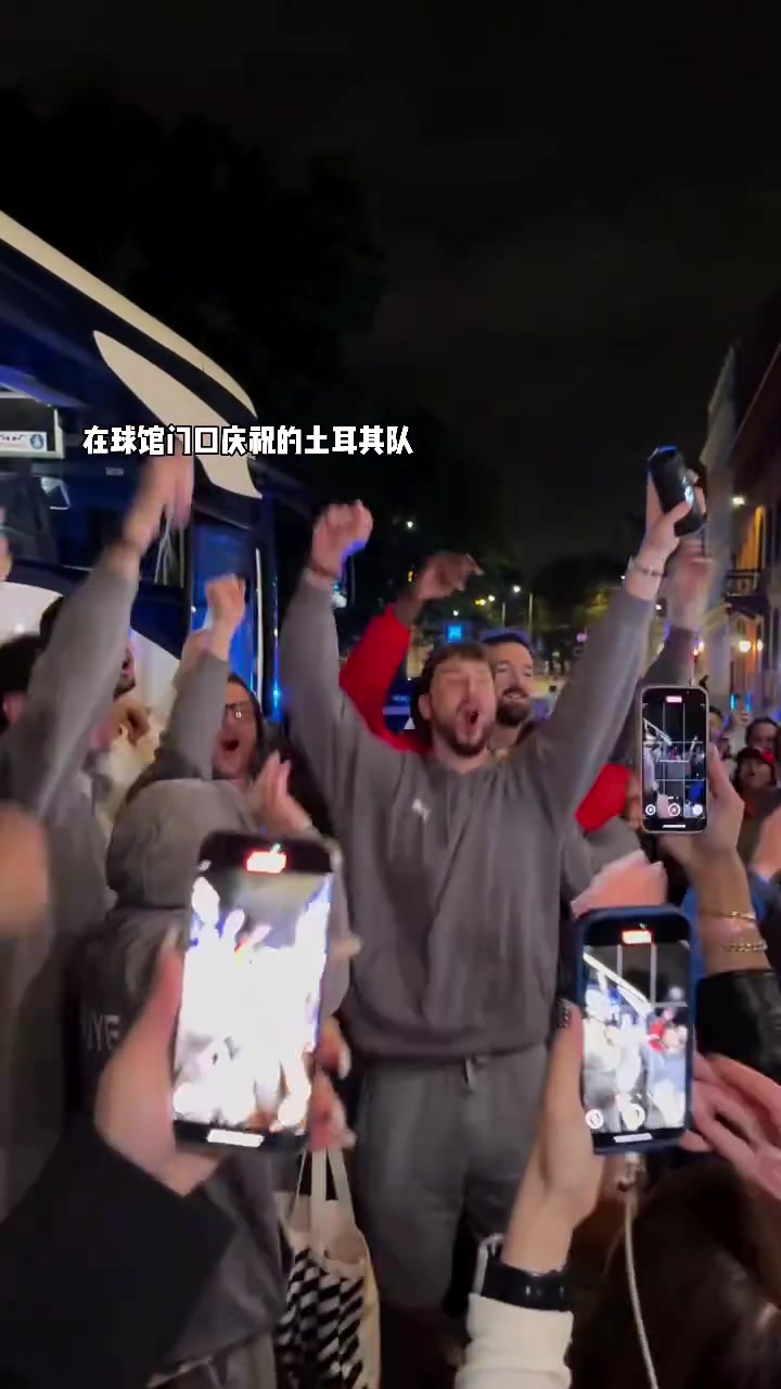 約基奇字母哥都是手下敗將申京和隊友慶祝殺進歐錦賽決賽 約基奇字母哥都是手下敗將申京和隊友慶祝殺進歐錦賽決賽