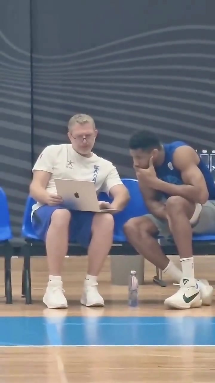 還是輸了字母哥賽前認真觀看申京比賽錄像 并換上21年冠軍鞋 還是輸了字母哥賽前認真觀看申京比賽錄像 并換上21年冠軍鞋