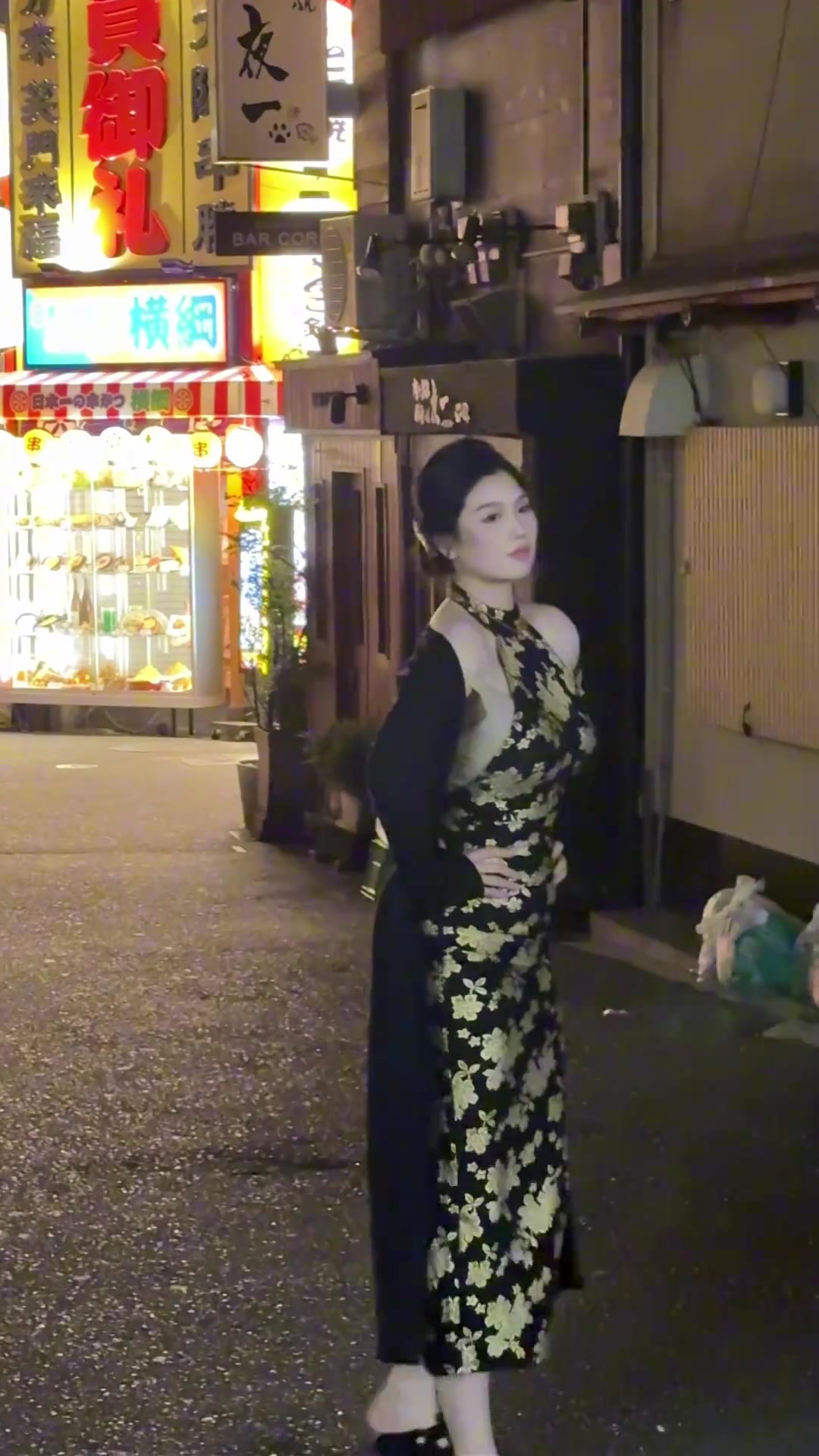 這個兄真喜穿上旗袍的肘姐更顯身材了 這個兄真喜穿上旗袍的肘姐更顯身材了