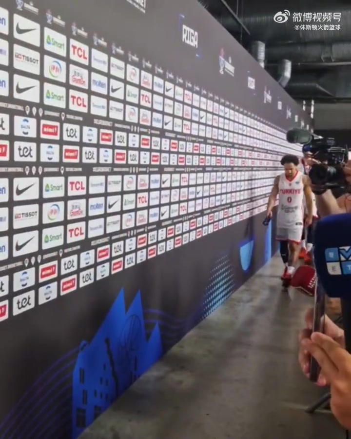 對亞軍很失望申京賽后低頭落寞走過采訪區(qū)一言不發(fā) 對亞軍很失望申京賽后低頭落寞走過采訪區(qū)一言不發(fā)