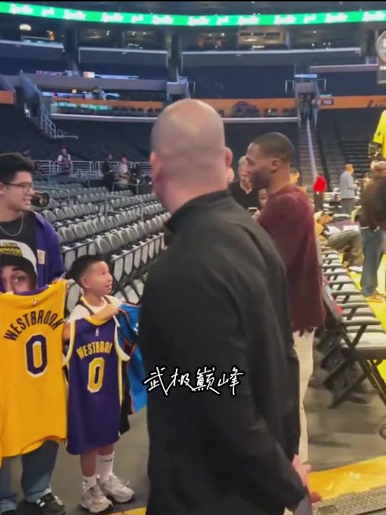 威少重返湖人主場為球迷簽名這是不愿意簽湖人球衣嗎 威少重返湖人主場為球迷簽名這是不愿意簽湖人球衣嗎