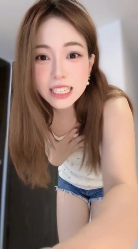 遼寧啦啦隊蛋卷姐姐直播時涉嫌違規(guī)被警告生氣的樣子好可愛 遼寧啦啦隊蛋卷姐姐直播時涉嫌違規(guī)被警告生氣的樣子好可愛