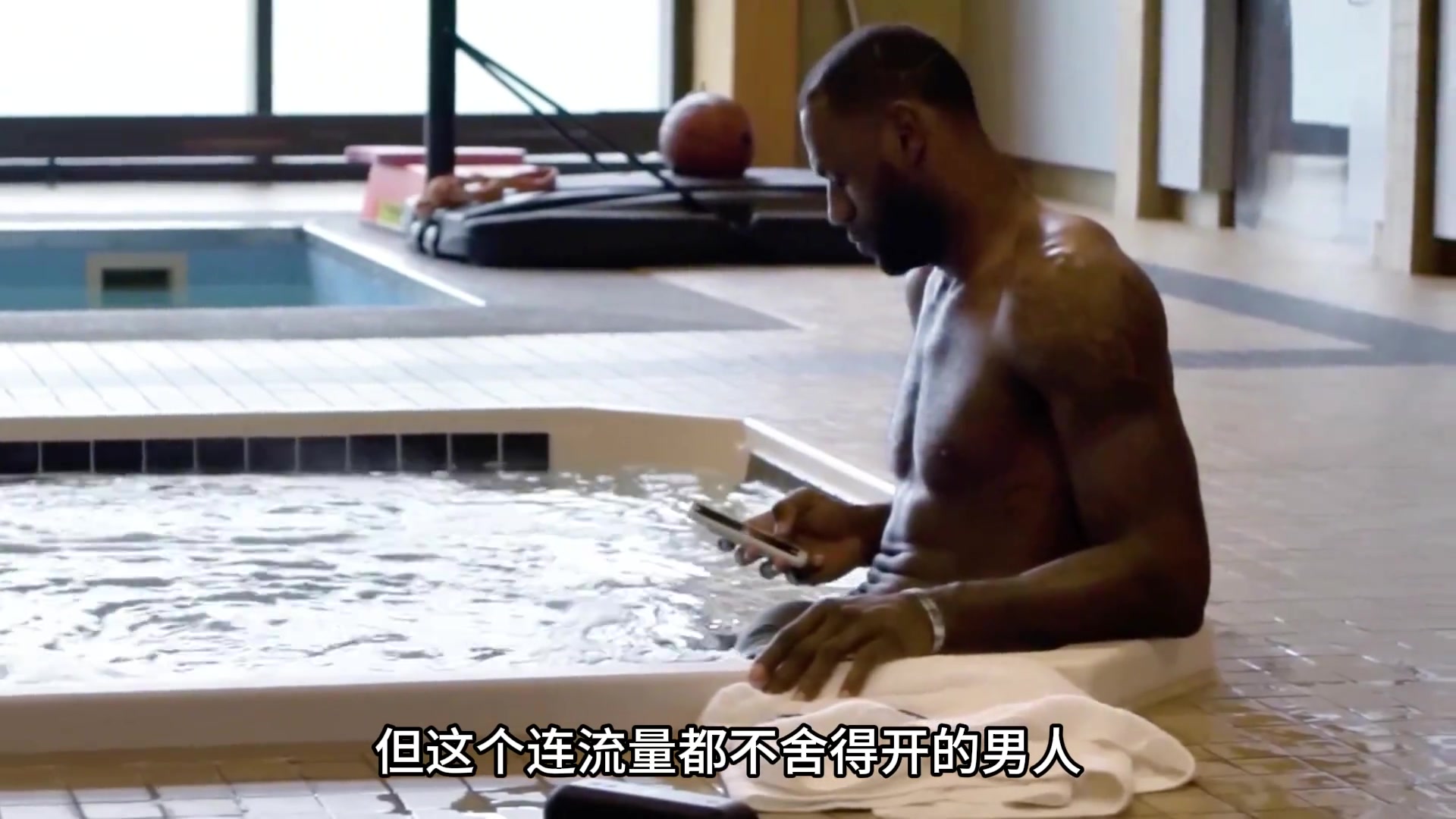 詹姆斯的首位教練 既是他的人生導(dǎo)師 又是他的保姆和養(yǎng)父 詹姆斯的首位教練 既是他的人生導(dǎo)師 又是他的保姆和養(yǎng)父
