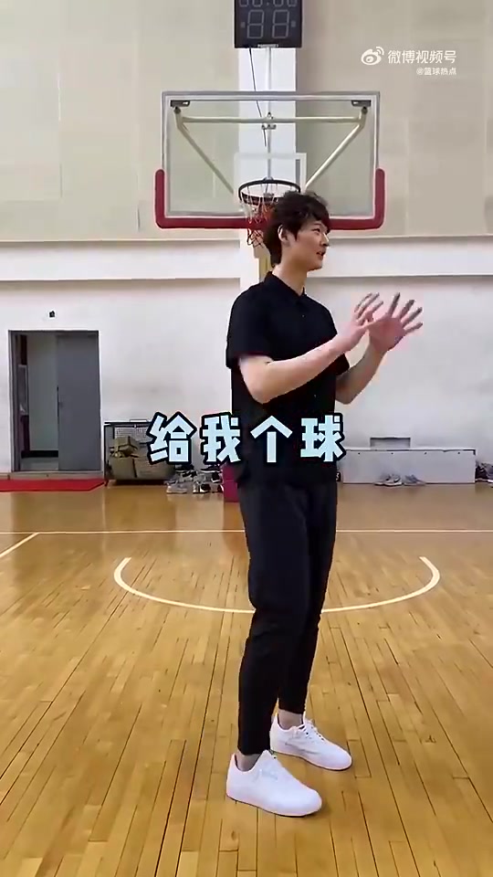 這么幽默王哲林此前搞笑視頻如何在籃球場撩妹 這么幽默王哲林此前搞笑視頻如何在籃球場撩妹