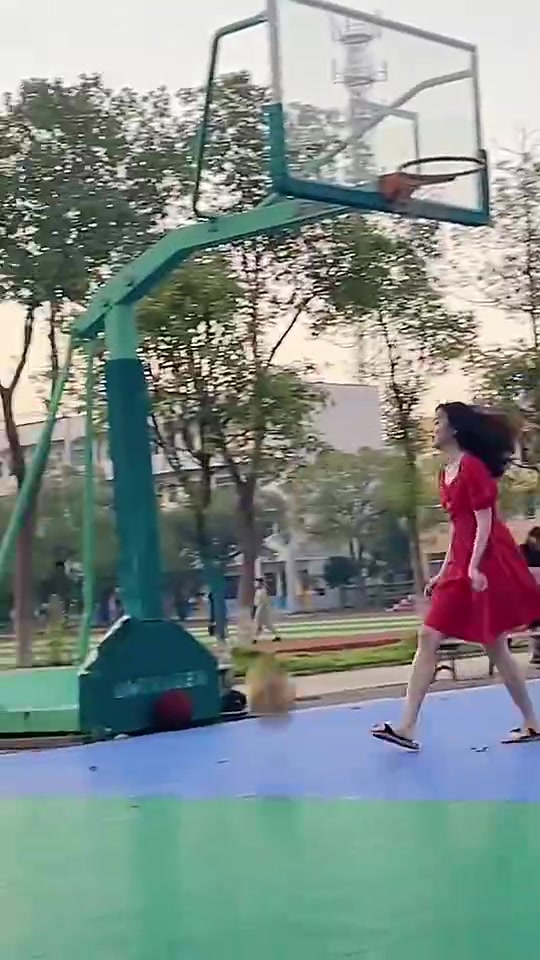 看起來玩得很開心啊小姐姐穿著裙子拖鞋和一群小男孩打球 看起來玩得很開心啊小姐姐穿著裙子拖鞋和一群小男孩打球