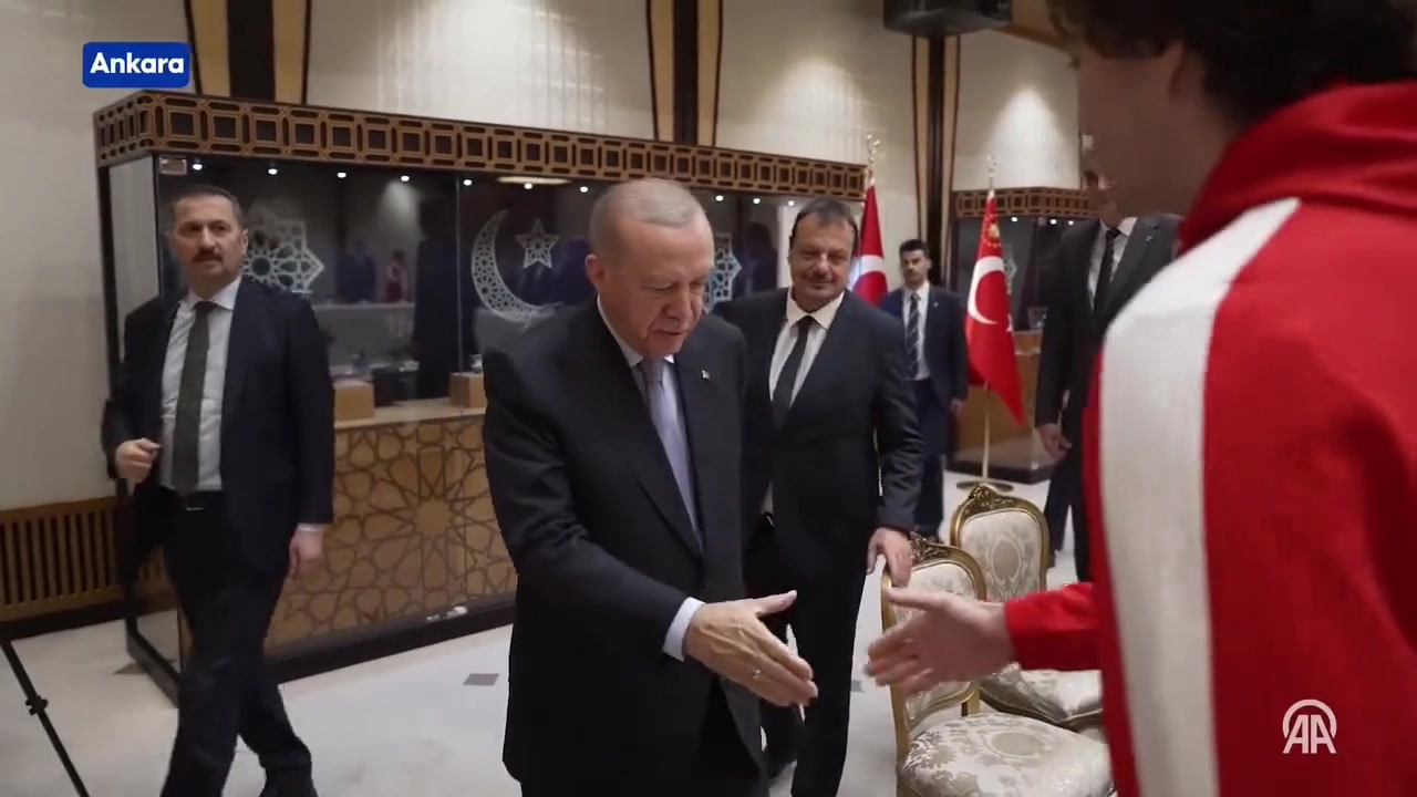 歐錦賽亞軍土耳其總統(tǒng)埃爾多安接見土耳其男籃全體成員 歐錦賽亞軍土耳其總統(tǒng)埃爾多安接見土耳其男籃全體成員