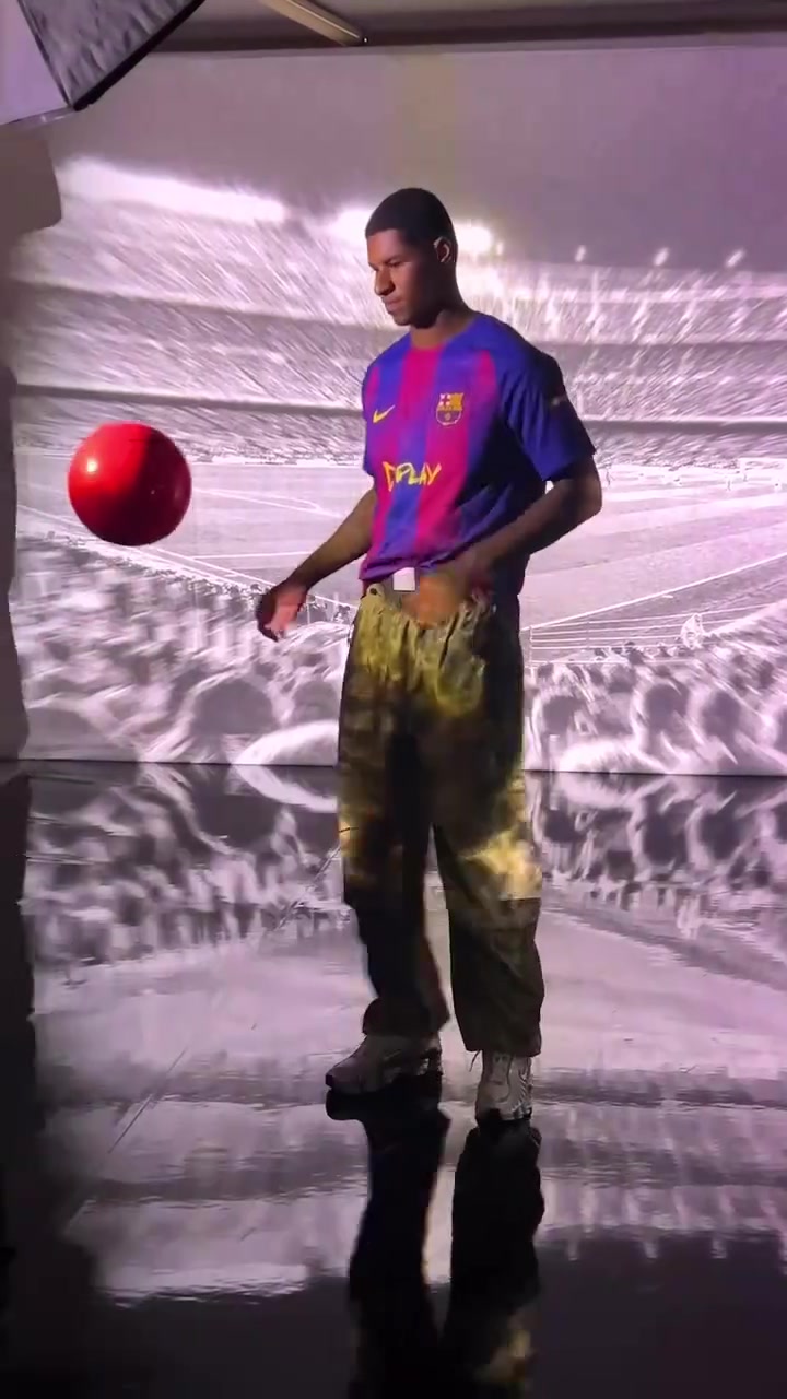 夢(mèng)幻聯(lián)動(dòng)巴薩與歌手黃老板的聯(lián)名球衣拍攝花絮